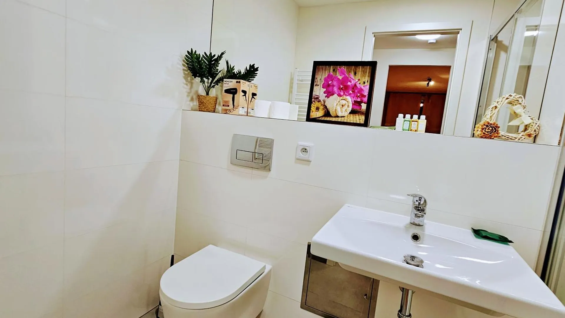 Live-Inn Prague 2 Bdr Family Suite For 1-8 Guests, 20 Mins To Center, Lift, Gym, Reception, Parking, Roof Terrace, Game & Party Apartment