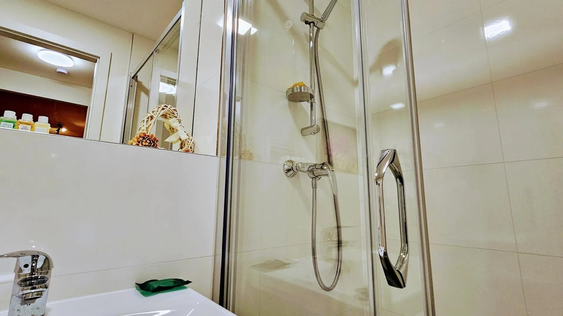 Apartment Live-Inn Prague 2 Bdr Family Suite For 1-8 Guests, 20 Mins To Center, Lift, Gym, Reception, Parking, Roof Terrace, Game & Party